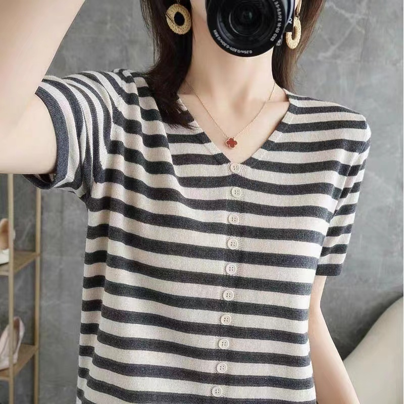 Summer Clothing Label - เสื้อยืดแขนสั้นผ้าไหมน้ำแข็งสำหรับผู้หญิง คอวี แบรนด์เสื้อผ้าสตรี ตัดป้าย ลายทาง แฟชั่นฤดูร้อน
